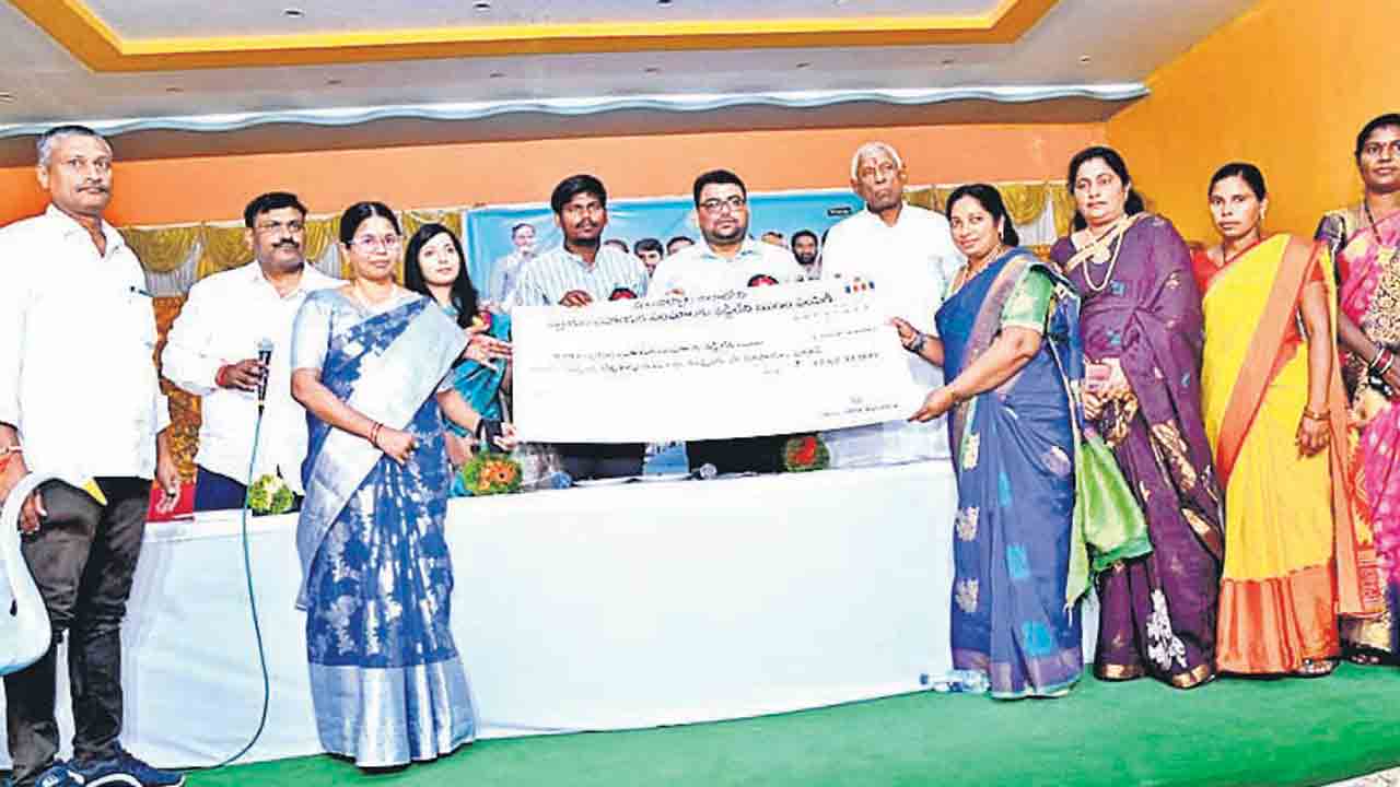 ‘వడ్డీ’ విడుదల.. ఎస్‌హెచ్‌జీలకు ఆర్థిక ప్రయోజనం