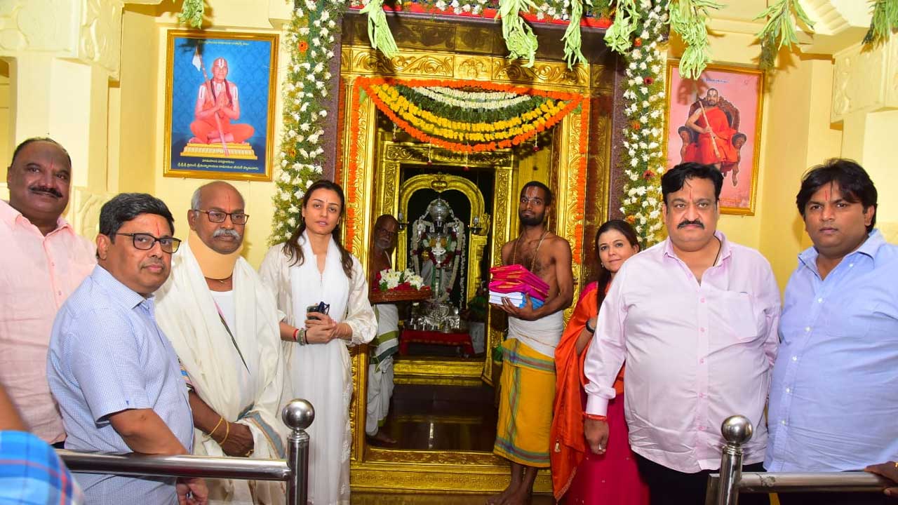 Namrata Shirodkar | వట్టెం వేంకటేశ్వరస్వామివారిని దర్శించుకున్న నమ్రతా శిరోద్కర్‌..