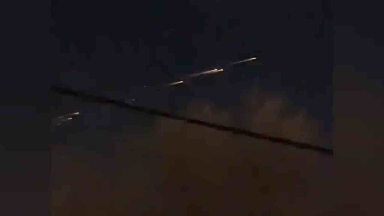 Mysterious Streaks Of Light | ఆకాశంలో అంతుచిక్కని వింత వెలుగులు.. వీడియో వైరల్‌..!