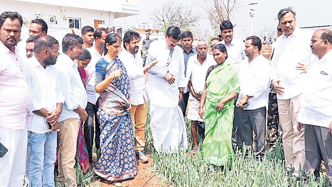 అధైర్యపడొద్దు.. ఆదుకుంటాం