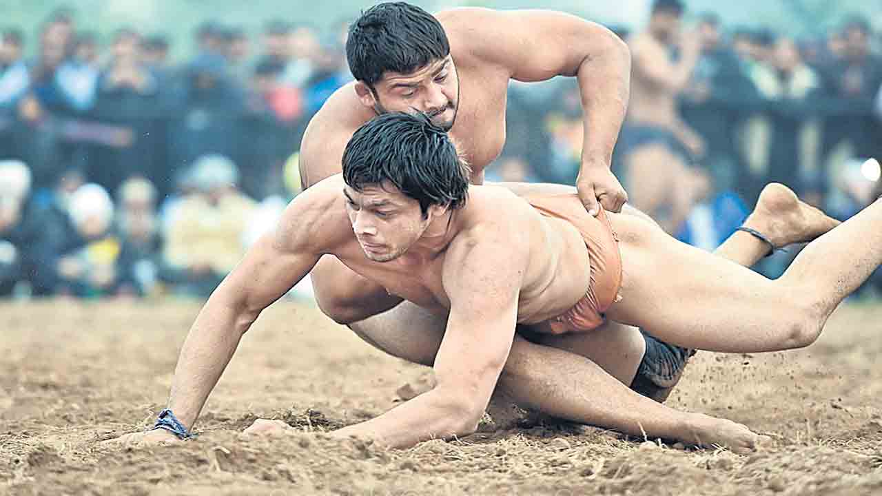 Holi Celebrations | కుస్తీ అంటే ఇక్కడ ఆట కాదు.. పండుగ.. హోలీ వేళ జాతరగా మారిన నిజామాబాద్ పల్లెలు