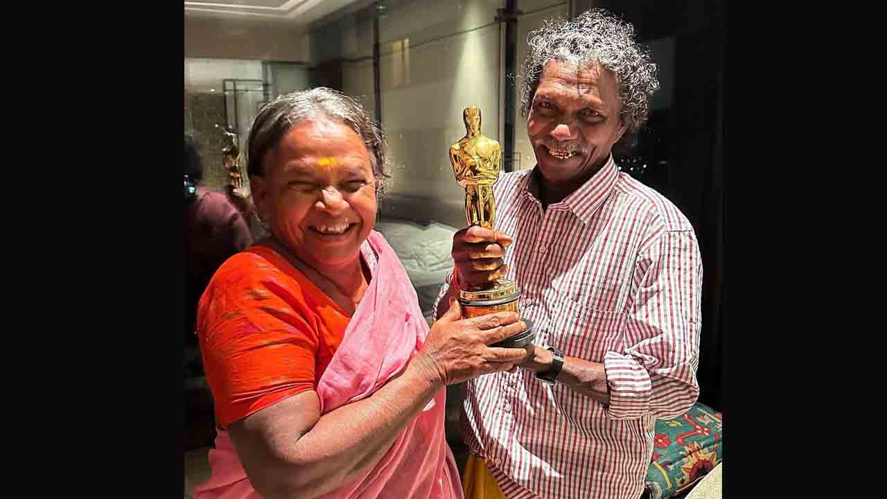 The Elephant Whisperers | ఇదే అసలైన ఆనందం.. ఆ దంపతుల చేతిలో ఆస్కార్‌ అవార్డు పెట్టి సంతోషించిన డైరెక్టర్‌
