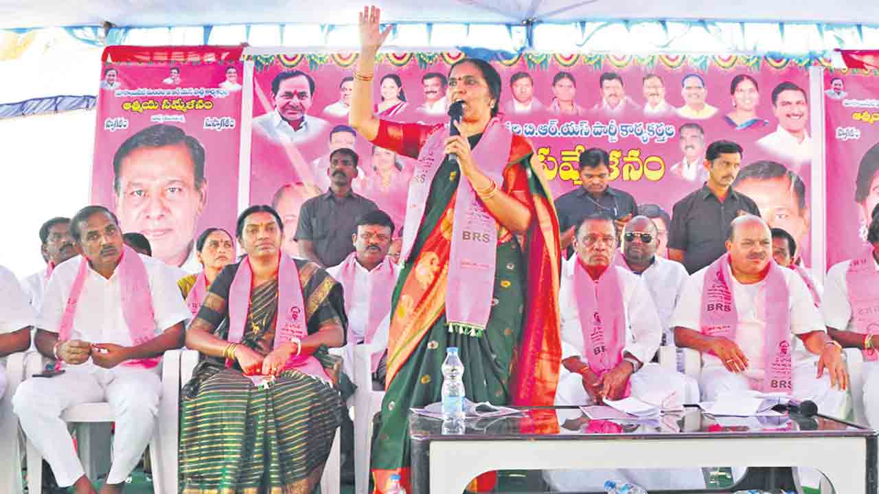 కేసీఆర్‌ ఇస్తుండు.. మోదీ గుంజుకుంటుండు..