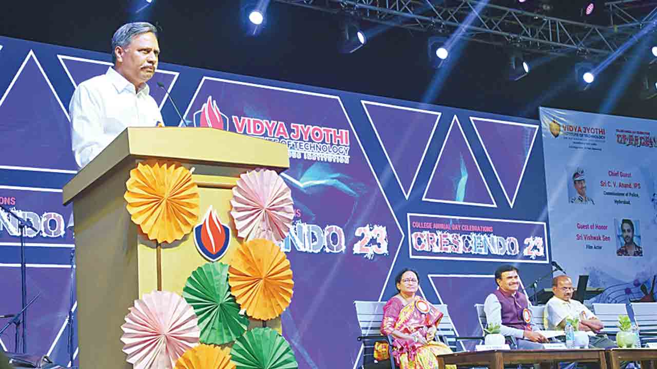 విద్యార్థులు ఉజ్వల భవిష్యత్తును నిర్మించుకోవాలి