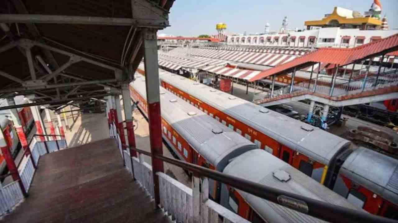 railway station | రైల్వే స్టేషన్‌లోని టీవీల్లో అశ్లీల వీడియోలు.. షాకైన ప్రయాణికులు