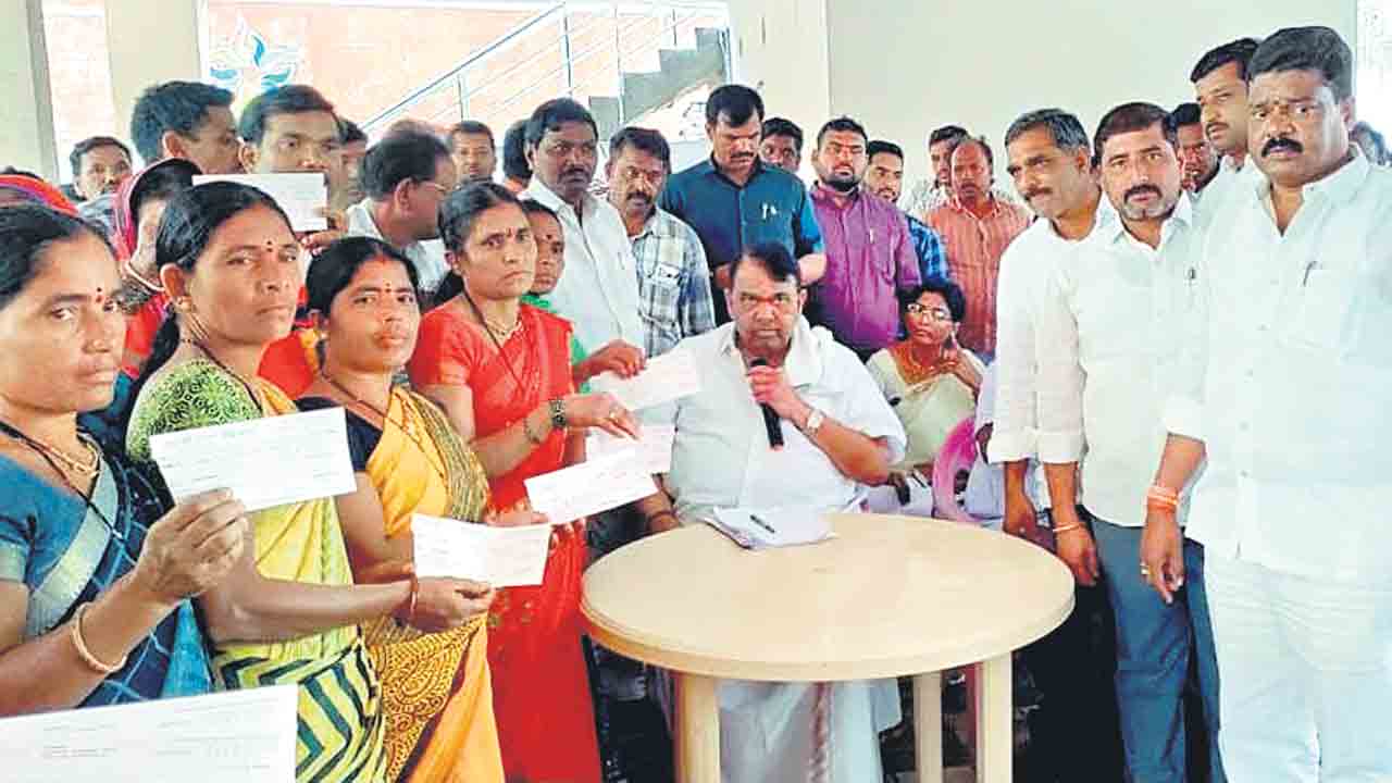 సొంత జాగాలో ఇల్లు కట్టుకుంటే 3 లక్షలు