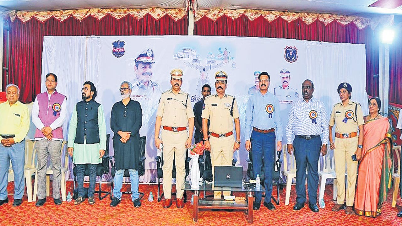 మంచి నడవడికతో ముందడుగు వేద్దాం