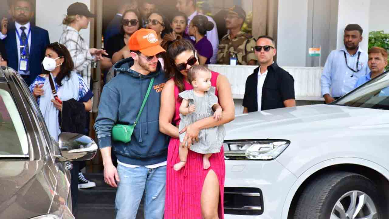 Priyanka Chopra | కుమార్తెతో కలిసి ముంబై ఎయిర్‌పోర్ట్‌లో సందడి చేసిన గ్లోబల్‌ స్టార్‌.. పిక్స్‌ వైరల్‌