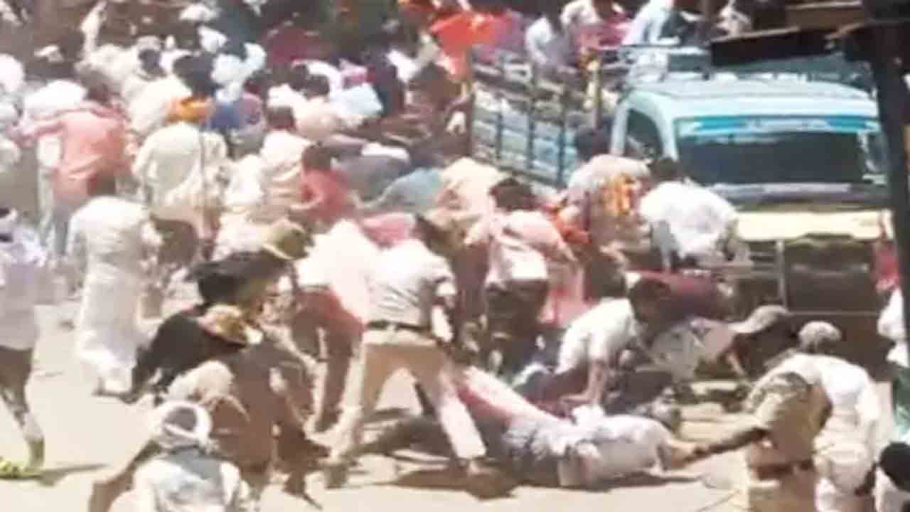 BS Yediyurappa | బీజేపీ నేత యడియూరప్ప ఇంటి వద్ద.. భారీ నిరసన, రాళ్ల దాడి