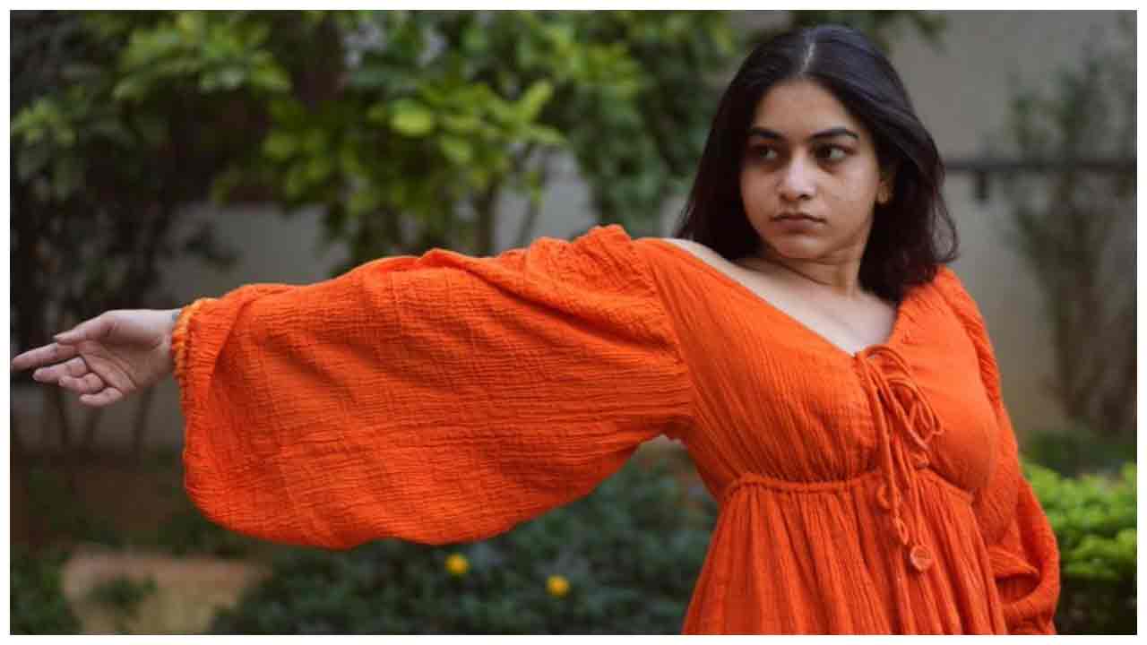 Punarnavi Bhupalam | ఆరెంజ్ డ్రెస్‌లో క‌వ్విస్తున్న‌ పునర్నవి..