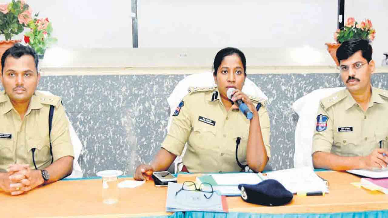 పెండింగ్‌ కేసులను పరిష్కరించాలి