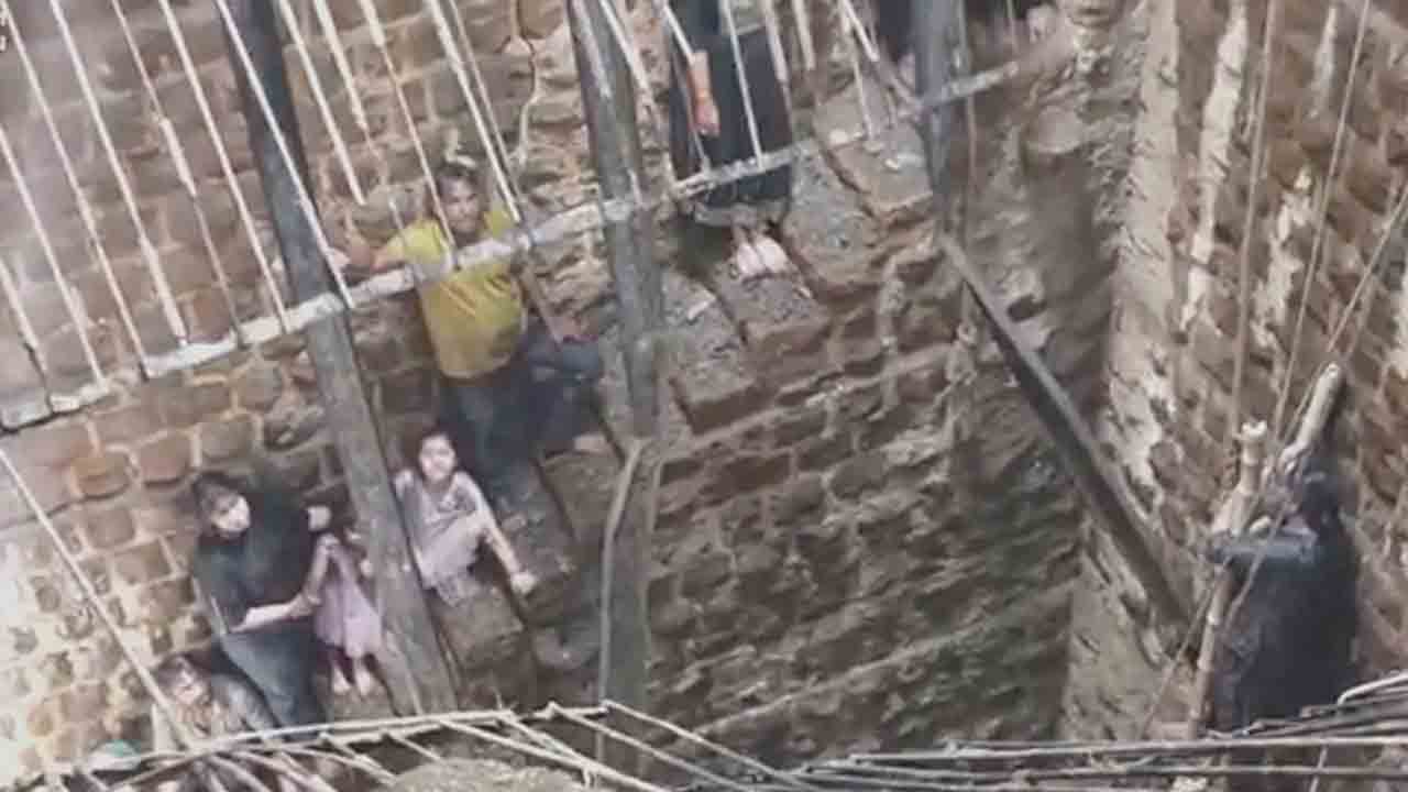 Indore Temple | రామనవమి వేడుకల్లో అపశ్రుతి.. ఆలయంలోని మెట్లబావిలోకి పడిపోయిన భక్తులు