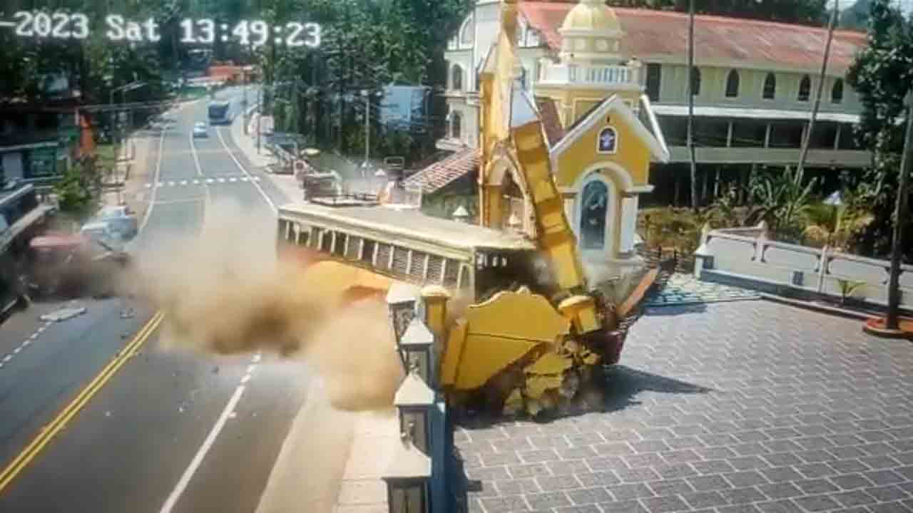 Rash driving | రాంగ్‌ రూట్‌లో వచ్చి కారును, అదుపుతప్పి చర్చి ఆర్చిని ఢీకొట్టిన బస్సు.. పలువురికి గాయాలు.. వీడియో