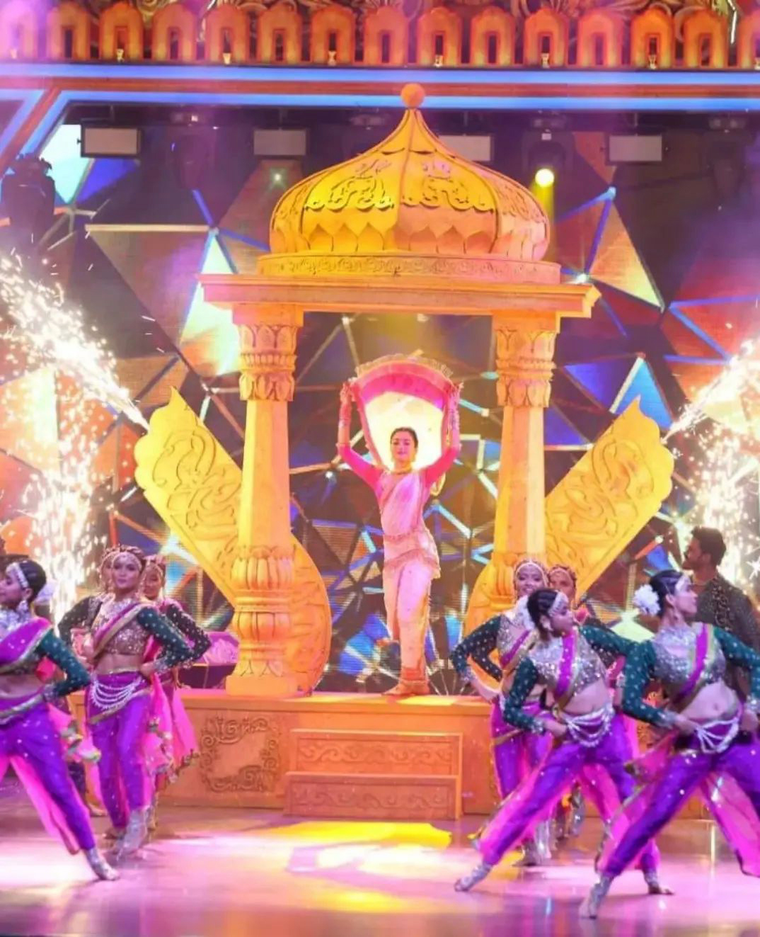 ఈ సందర్భంగా టీవీ షో నిర్వాహకులు సంప్రదాయ మరాఠీ దుస్తుల్లో రష్మిక మందన్న (Rashmika Mandanna) నృత్యం చేస్తున్న ఓ ప్రోమోను విడుదల చేశారు. ( Photos : Instagram )