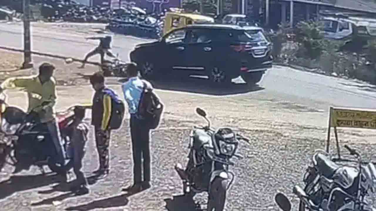 Road accident| బైకును వేగంగా ఢీకొట్టిన దిగ్విజయ్‌ సింగ్‌ కారు.. ఎగిరిపడిన బైకర్‌.. వీడియో