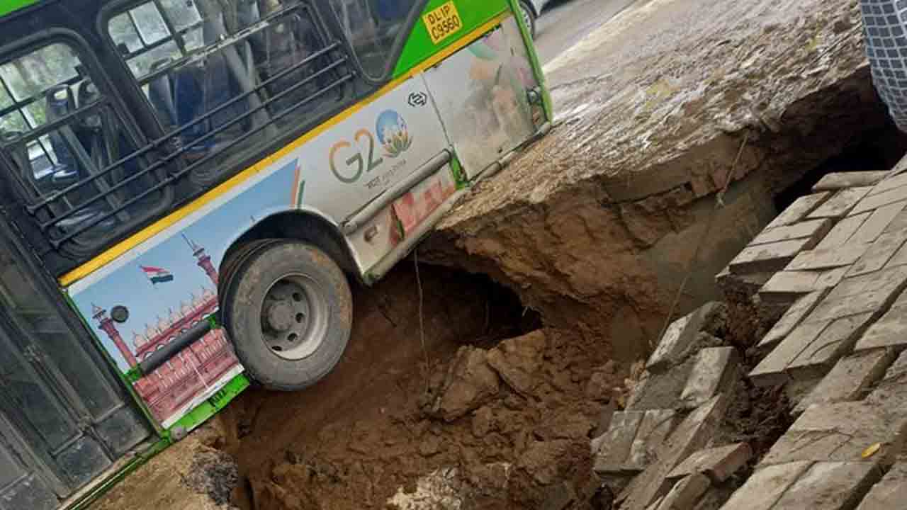 Delhi Traffic Police | ఢిల్లీలో ఒక్కసారిగా కుంగిన ప్రెస్‌ ఎన్‌క్లేవ్‌ రోడ్డు.. గోతిలో ఇరుక్కున్న సిటీ బస్సు