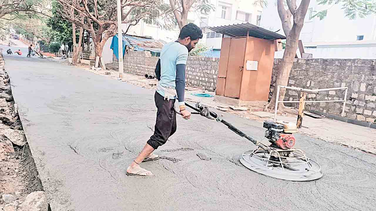 ముమ్మరంగా రోడ్ల నిర్మాణం