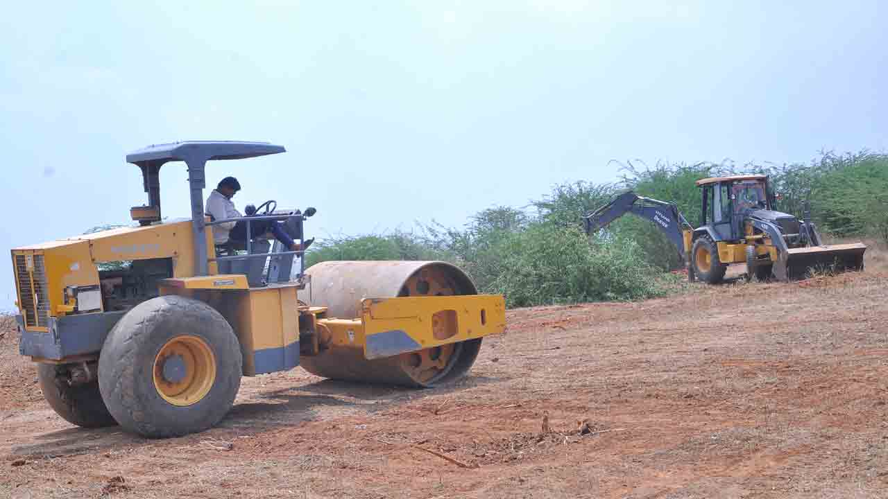 చిన్నోనిపల్లిపై ప్రతిపక్షాల లొల్లి