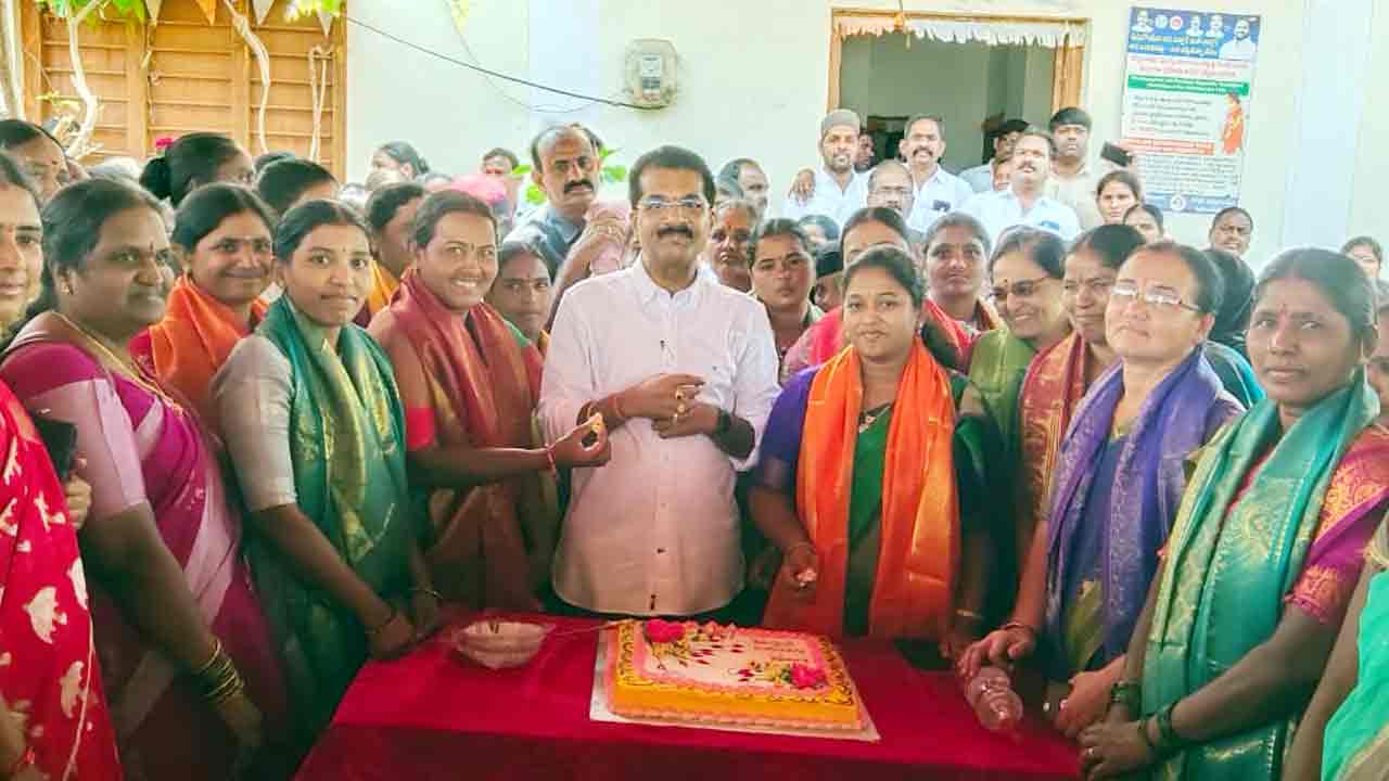 మహిళా సంక్షేమానికి పెద్దపీట