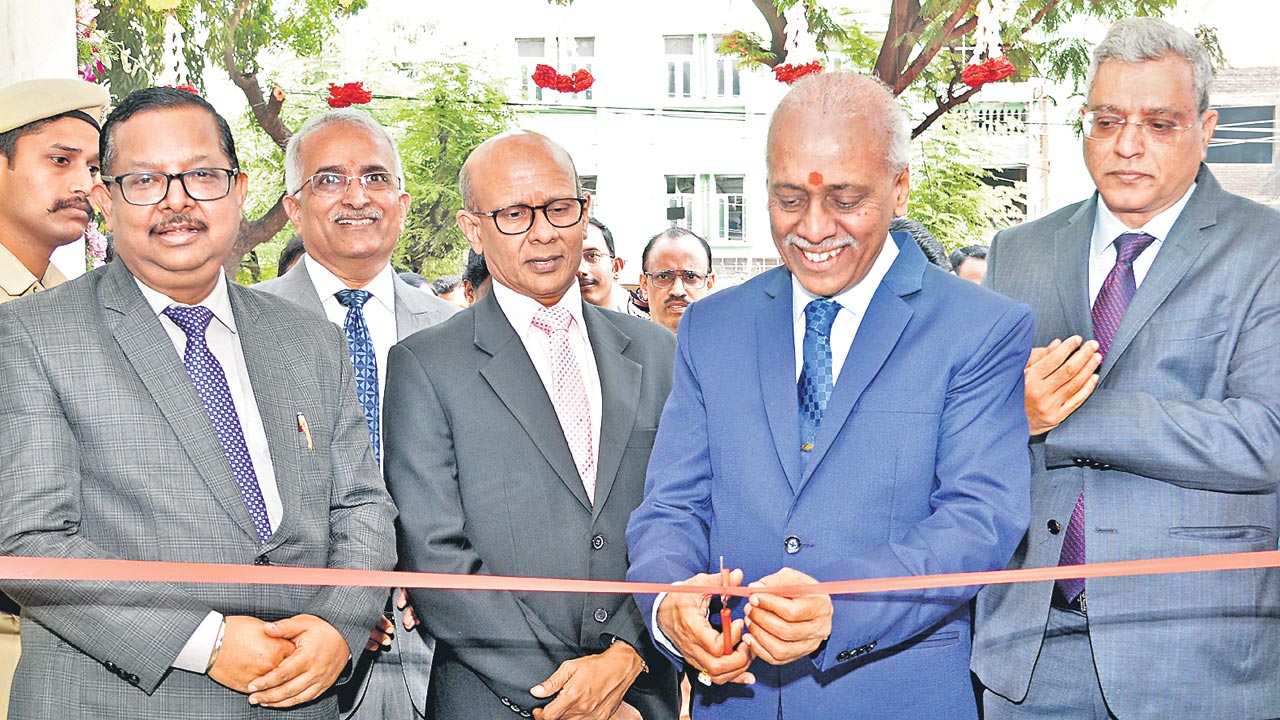 కుటుంబ వివాదాలు విజ్ఞతతో పరిష్కరించాలి