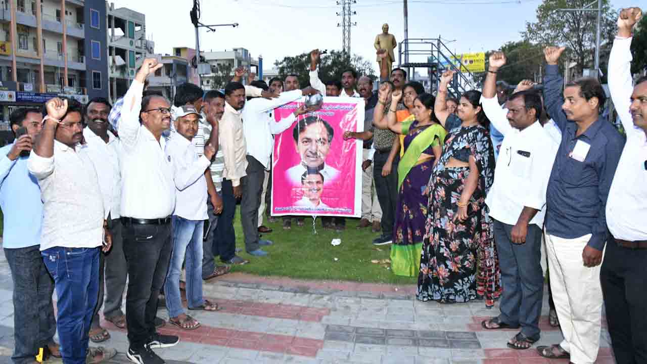 Pay Scale | పే స్కేల్‌ ఉత్తర్వులు జారీ పట్ల సెర్ప్‌ ఉద్యోగుల హర్షం.. సీఎం కేసీఆర్‌ చిత్రపటాలకు క్షీరాభిషేకం