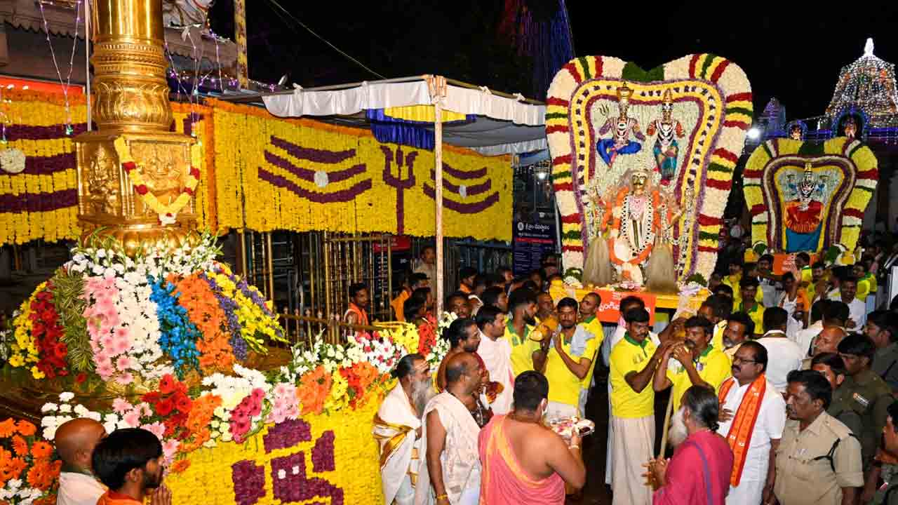 Srisailam | శ్రీశైలంలో కన్నడిగుల సందడి.. భ‌క్తుల‌తో కిట‌కిట‌లాడుతున్న క్షేత్రం..!