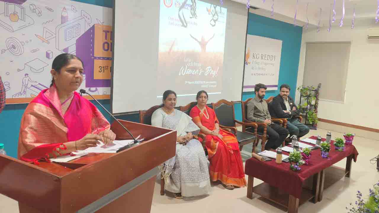 Sunitha Laxma Reddy | మహిళలు ఆత్మ విశ్వాసంతో ముందుకు సాగాలి : సునీతాలక్ష్మారెడ్డి