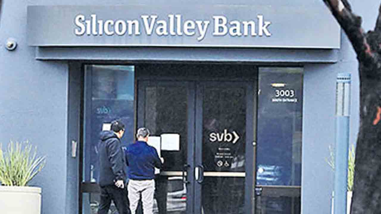SVB Crisis | ఎస్వీబీ దివాళా దెబ్బ.. ల‌క్ష మంది స్టార్ట‌ప్ ఉద్యోగుల‌కు లే-ఆఫ్స్ ముప్పు..!