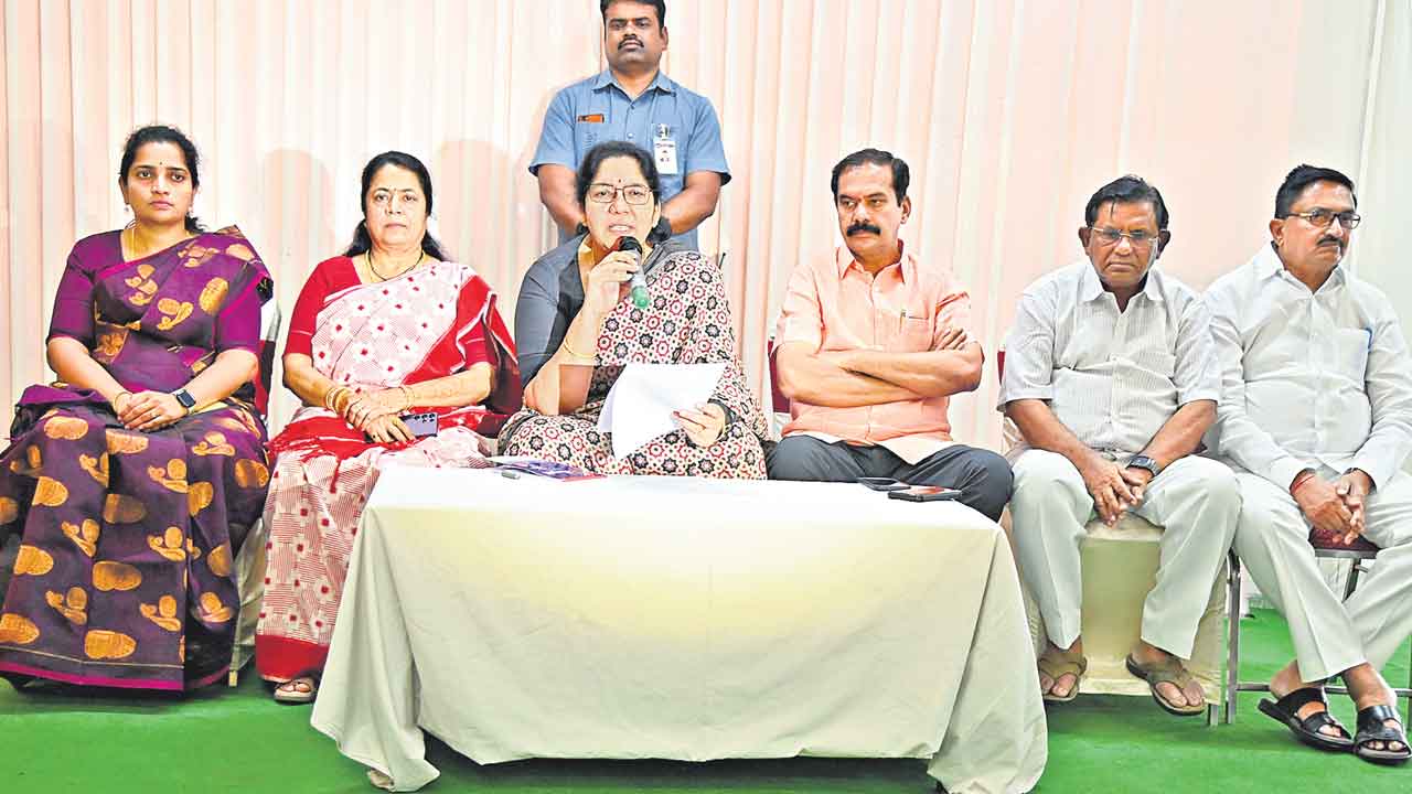 ఉద్యోగాలను అడ్డుకుంటున్నది గవర్నరే