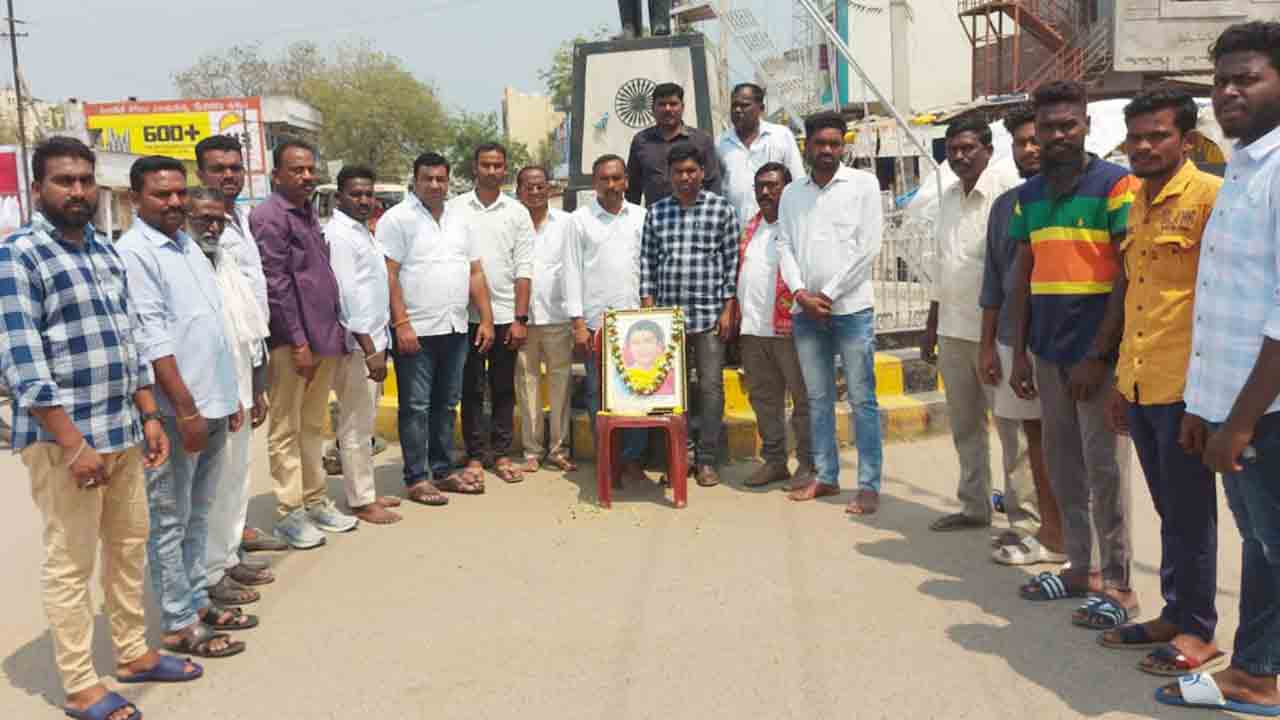 సావిత్రీబాయి ఫూలే జీవితం ఆదర్శనీయం