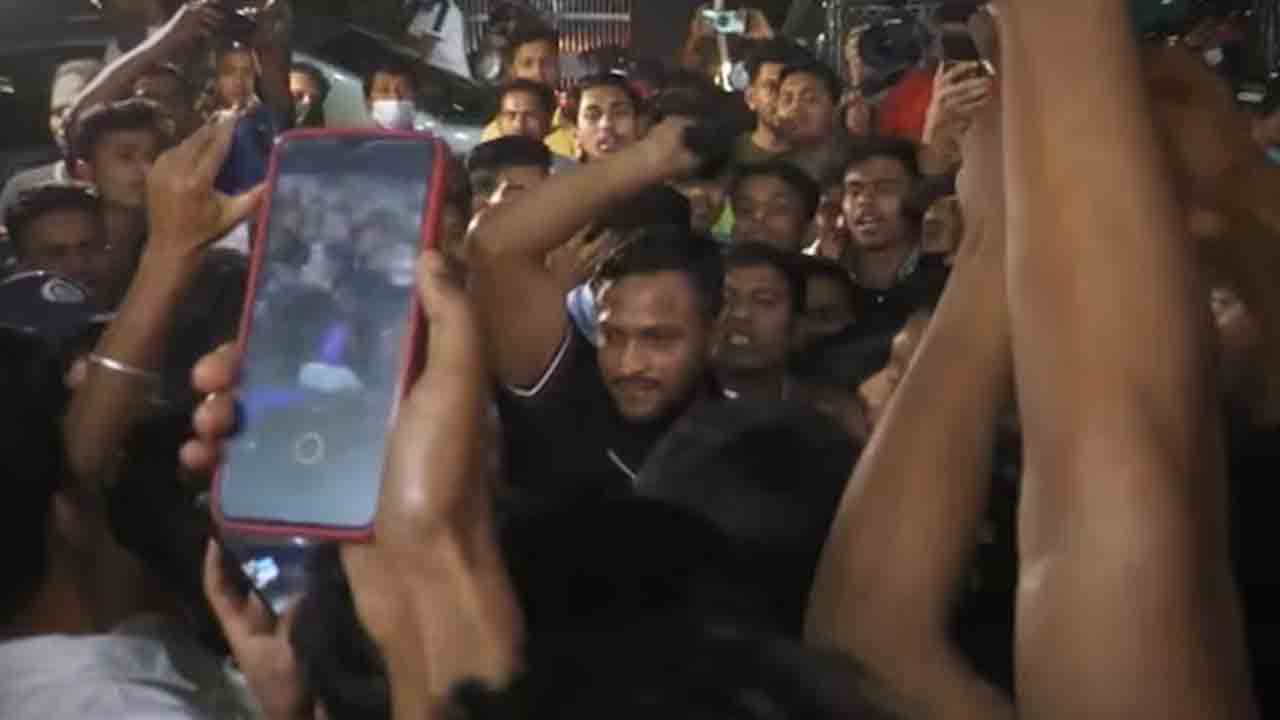 Viral video | మళ్లీ సహనం కోల్పోయిన షకీబ్‌.. టోపీతో అభిమానిపై దాడి