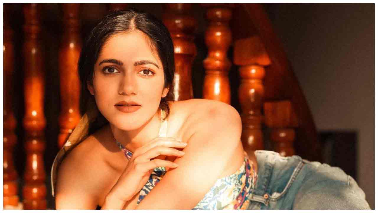 Simran Choudhary | స్లీవ్ లెస్ డ్రెస్‌లో క‌వ్విస్తున్న సిమ్ర‌న్ చౌద‌రి..