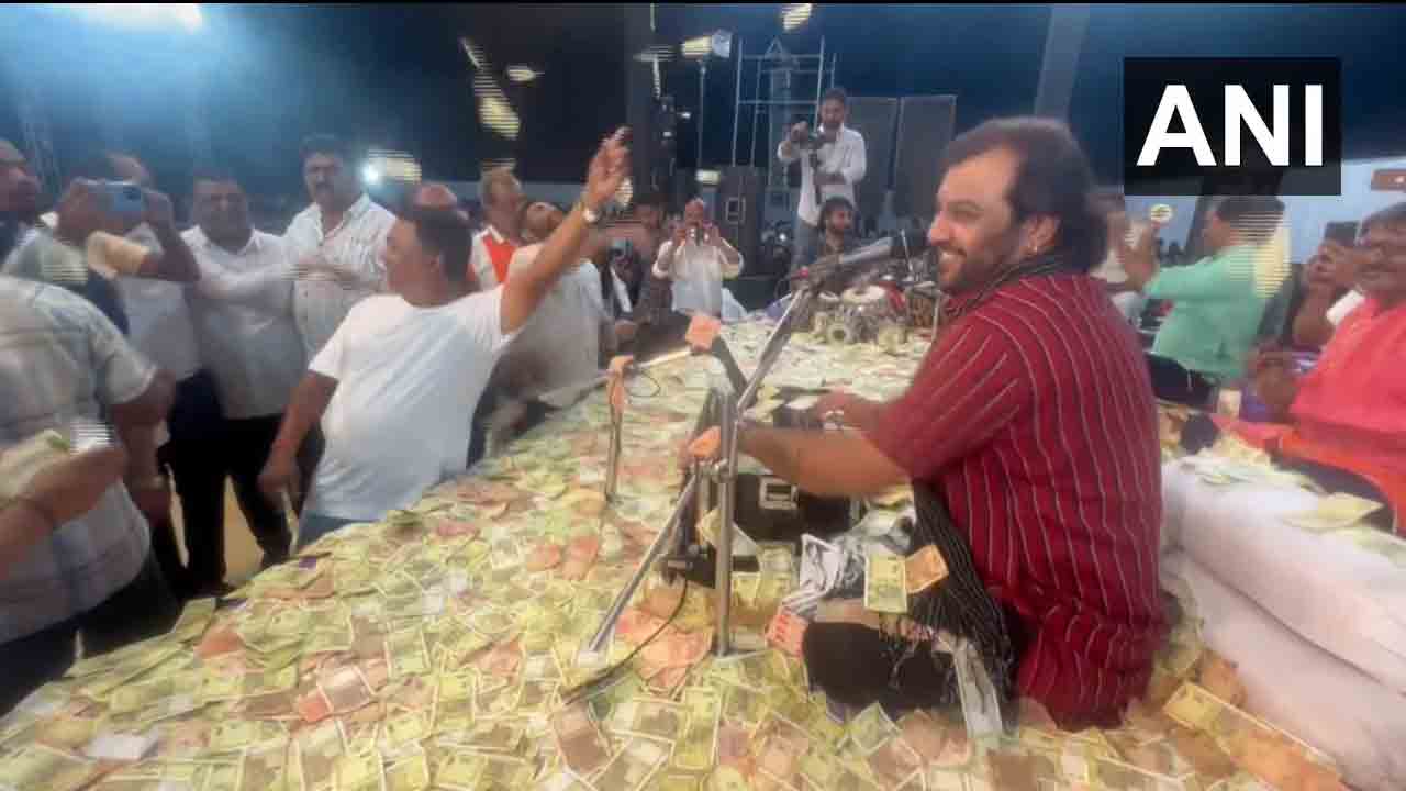 Kirtidan Gadhvi | సింగర్‌ కీర్తిదన్‌ గద్విపై కరెన్సీ నోట్ల వర్షం.. వీడియో