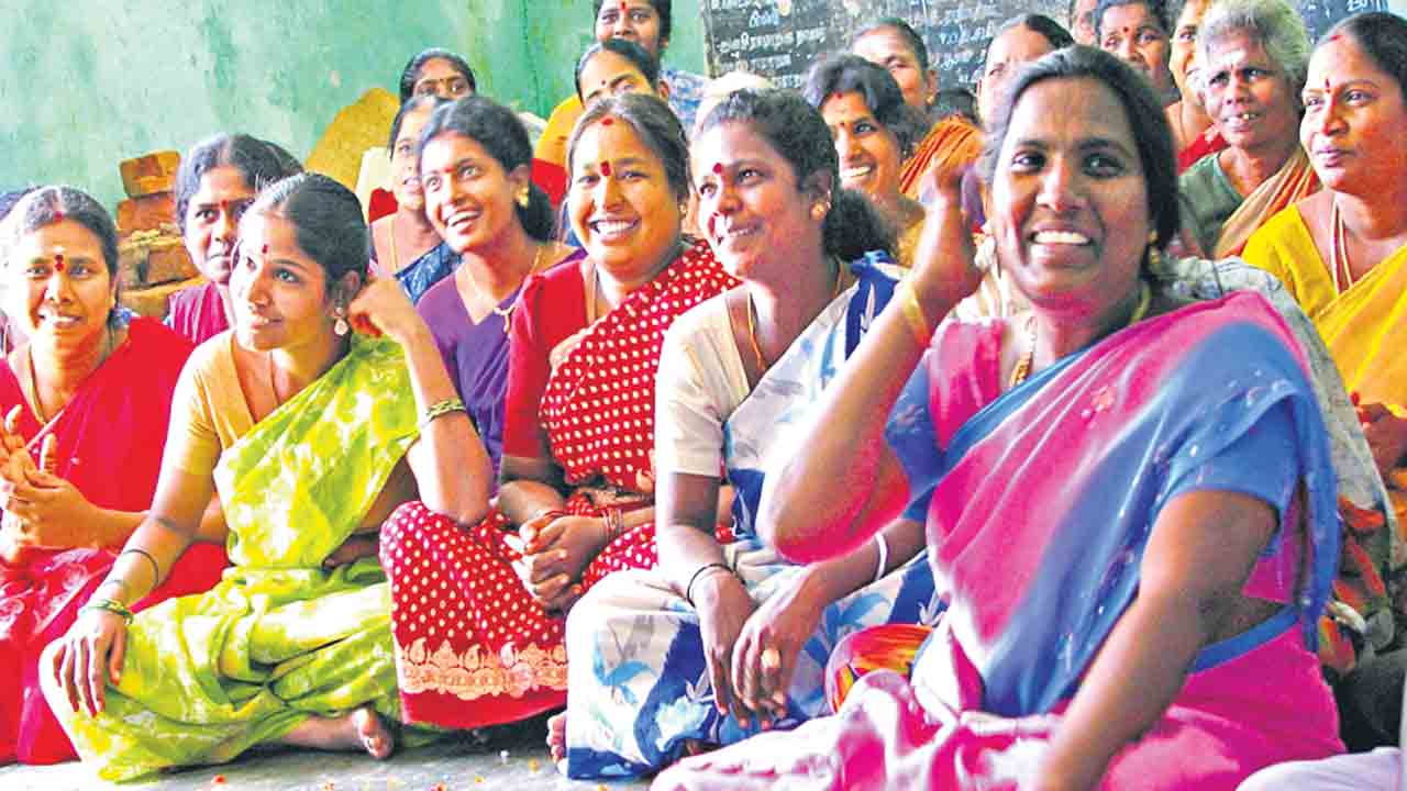 అతివలకు.. ఆసరాగా..