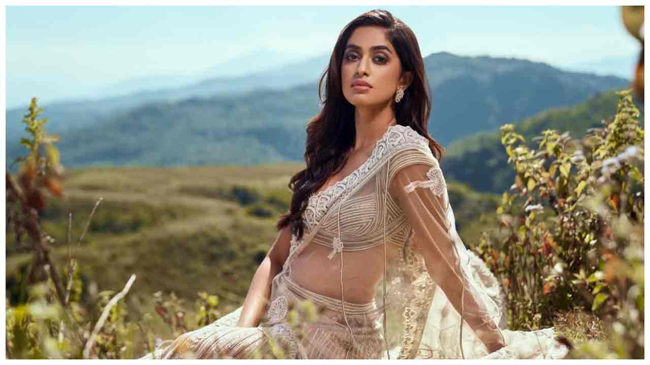 Sini Shetty | ట్రెండీ డ్రెస్‌లో సిని శెట్టి అందాలు అద‌ర‌హో..