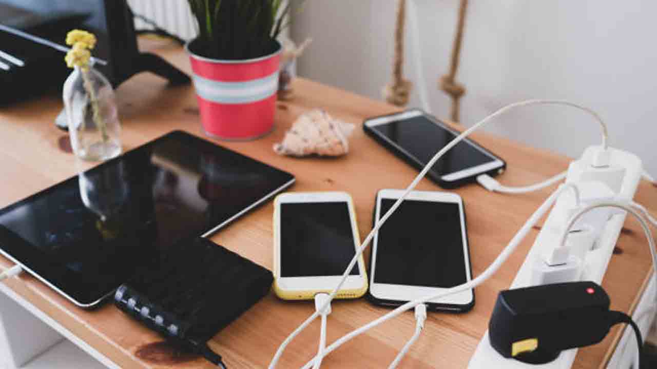 BAD CHARGING HABITS | మీ స్మార్ట్‌ ఫోన్‌ బ్యాటరీ బాగుండాలంటే.. ఈ మూడు చిట్కాలు పాటించండి!