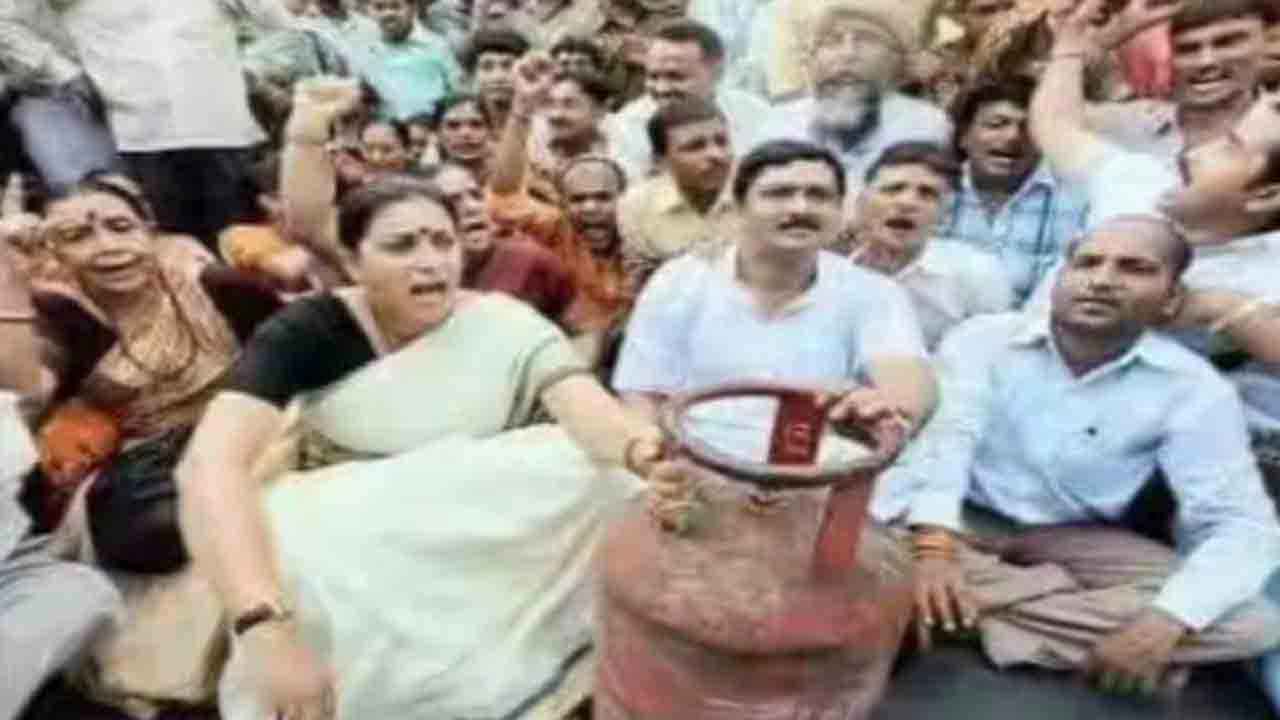 LPG Price Hike | ఇప్పుడు ఎక్కడ ధర్నా చేస్తారు? స్మృతి ఇరానీకి నెటిజన్లు చురకలు