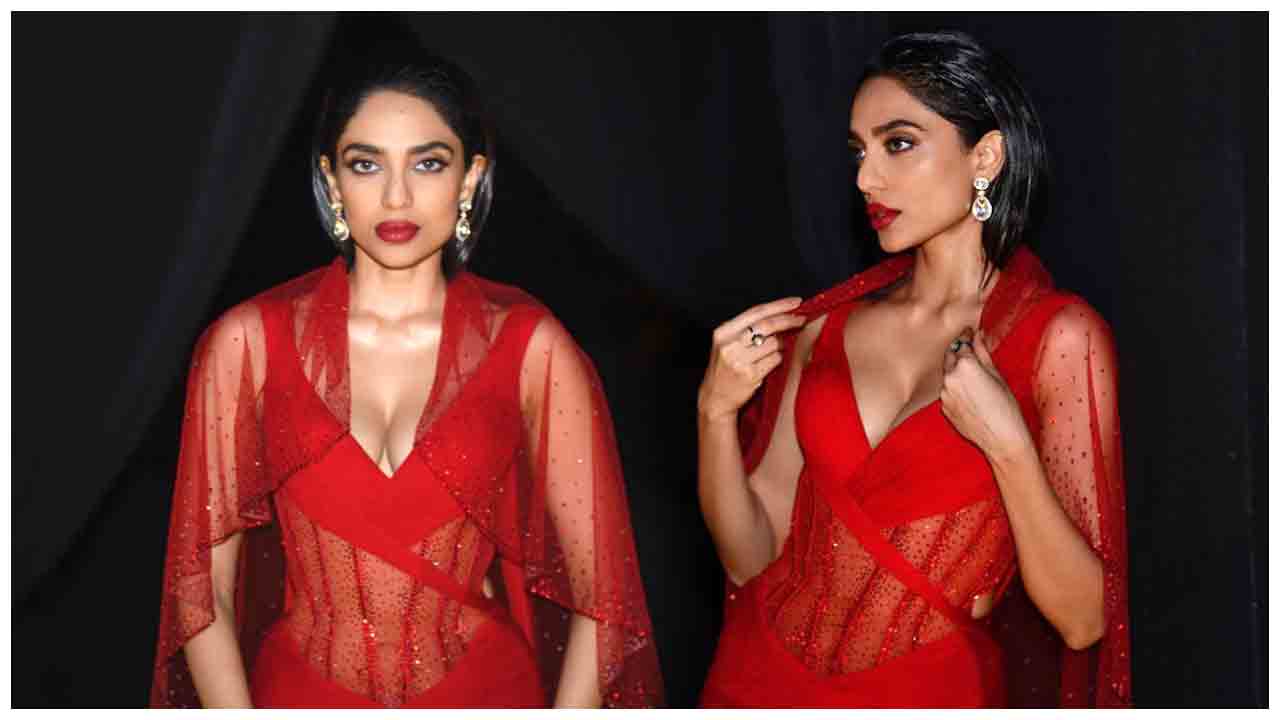 Sobhita Dhulipala | ఎరుపెక్కిన అందాలతో మతులు పోగొడుతున్న శోభితా ధూళిపాళ..