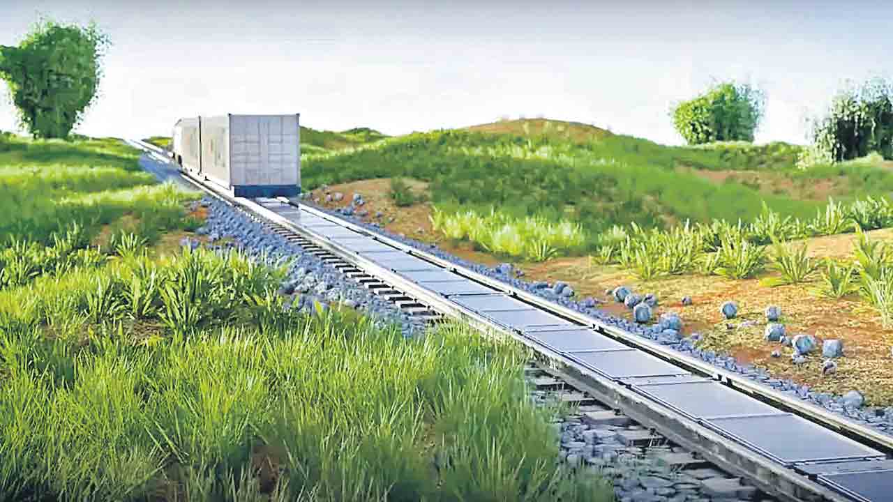 రైలు పట్టాలపై సోలార్‌ ప్యానెళ్లు