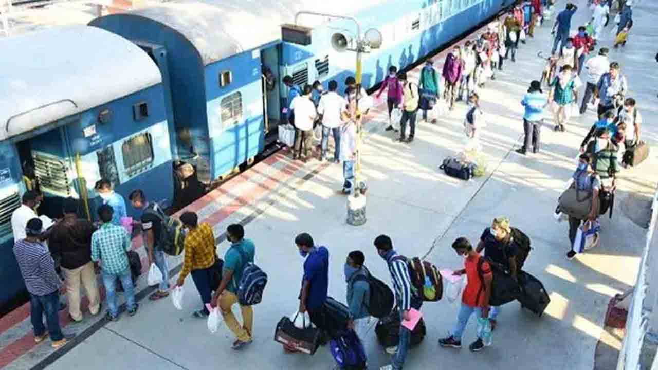 ప్రయాణాలతో రైల్వేకు 6 వేల కోట్లు ఆదాయం