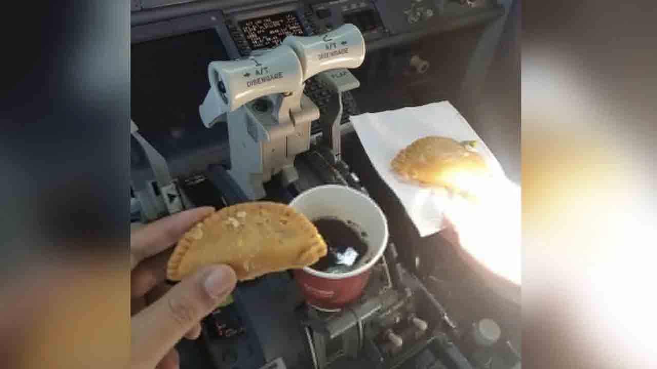 Gujiyas In Cockpit | కాక్‌పిట్‌లో కజ్జికాయలు, కూల్‌డ్రింక్‌.. ఇద్దరు పైలట్లపై స్పైస్‌జెట్ చర్యలు