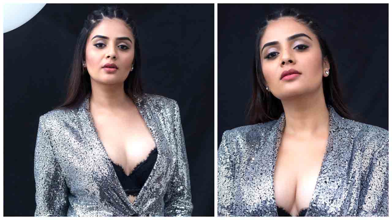 Sreemukhi | మెరిసే డ్రెస్‌లో పరువాలు ఒలకబోస్తున్న శ్రీ‌ముఖి..