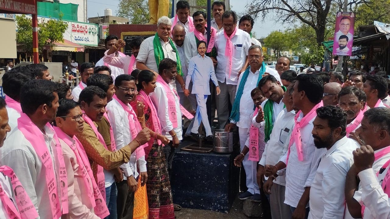 CM KCR | పంట పరిహారంపై రైతుల హర్షం.. సీఎం కేసీఆర్‌ చిత్రపటానికి పాలాభిషేకం