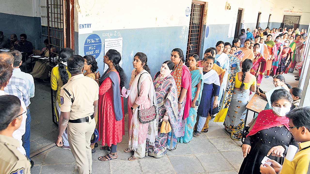 ఓటెత్తిన టీచర్లు