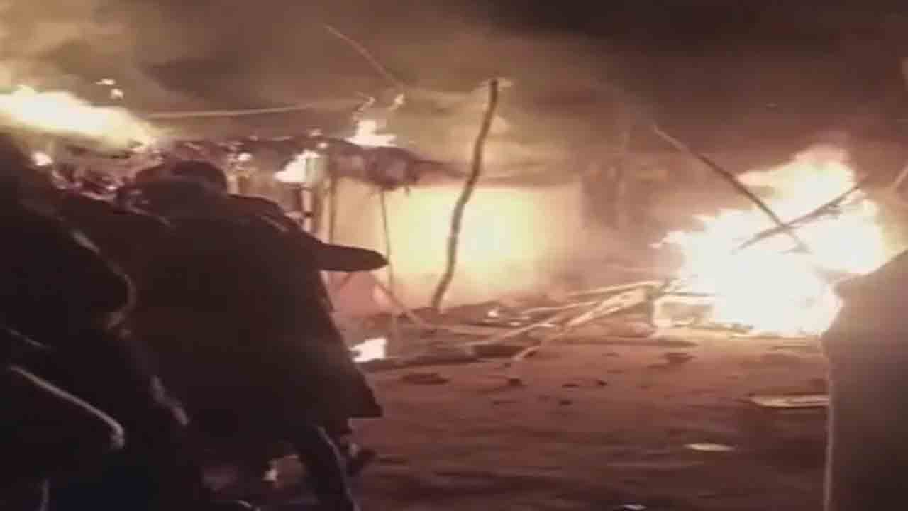 Tragedy news | యూపీలో విషాదం.. గుడిసెకు నిప్పంటుకుని రెండేళ్ల చిన్నారి సహా కుటుంబం సజీవ దహనం