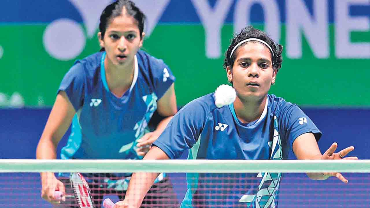 త్రిసా-గాయత్రి జోడీకి చుక్కెదురు