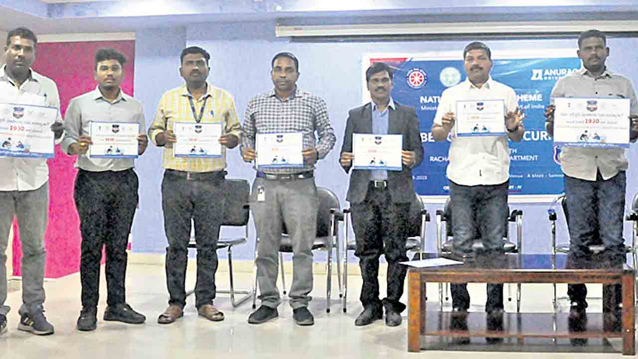 సైబర్‌ నేరాల పట్ల అప్రమత్తంగా ఉండాలి