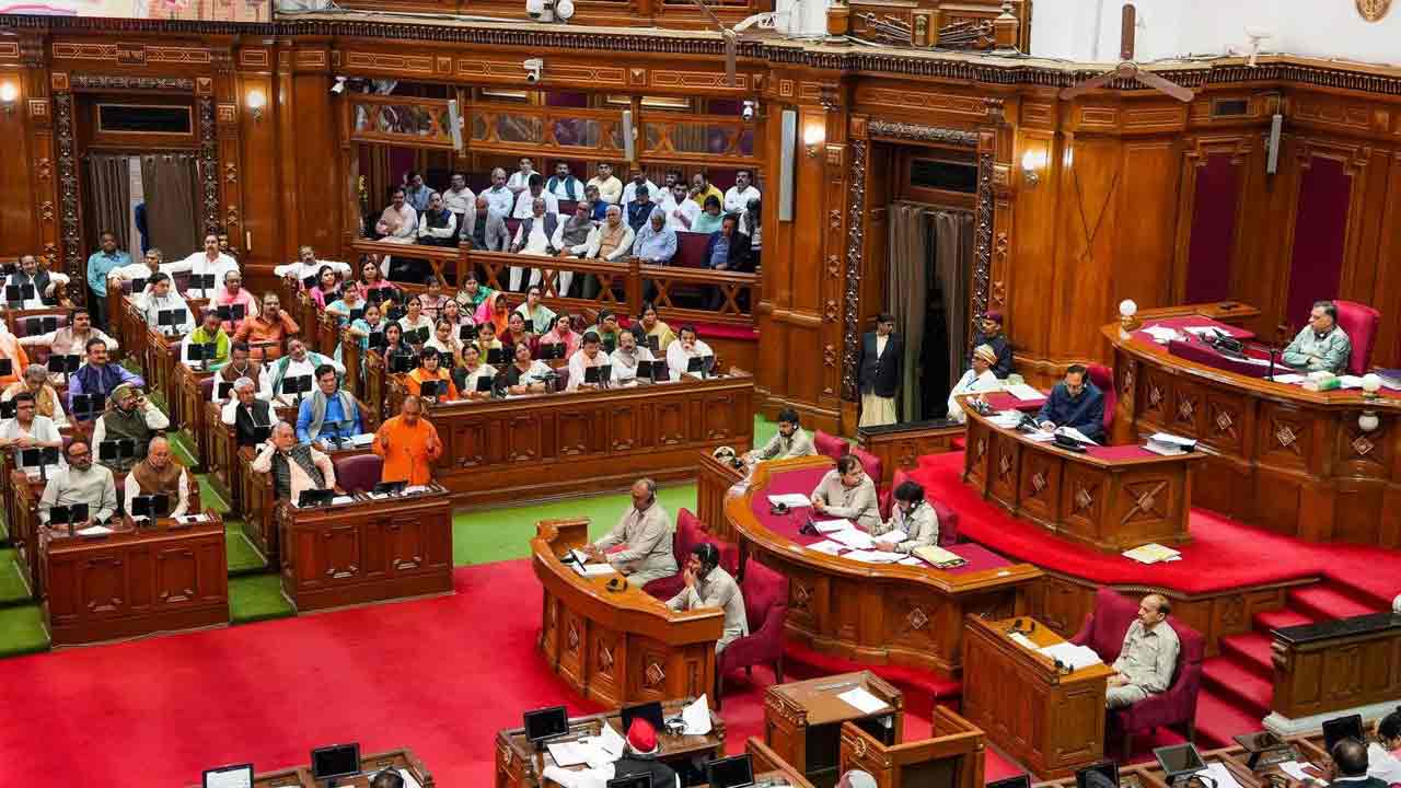 పోలీసులకు శిక్ష విధించిన యూపీ అసెంబ్లీ