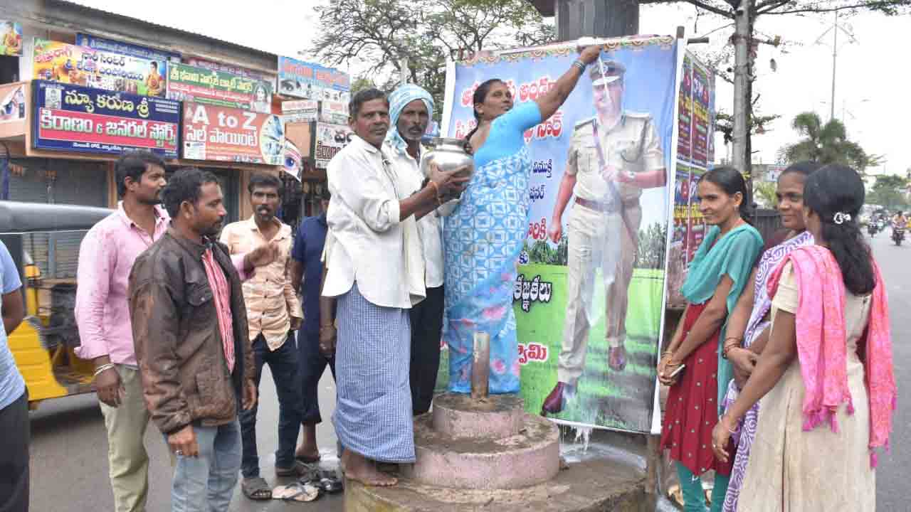 Warangal CP | నర్సంపేటలో అరుదైన ఘటన.. పోలీస్‌ కమిషనర్‌ చిత్రపటానికి రైతు కుటుంబం పాలాభిషేకం