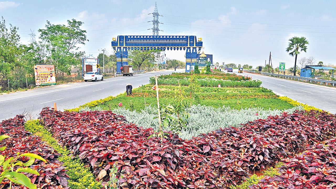 Hyderabad | వరంగల్‌, నాందేడ్‌ హైవేలపై హెచ్‌ఎండీఏ పూలబాటలు.. ఇతర హైవేలపైనా ఫోకస్‌